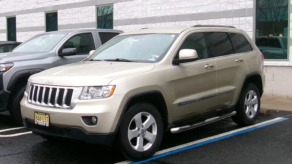 A champagne Jeep Grand Cherokee seen from the front