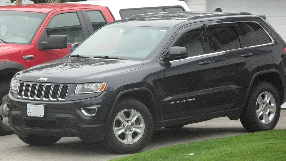 A 2016 Jeep Grand Cherokee seen from the front