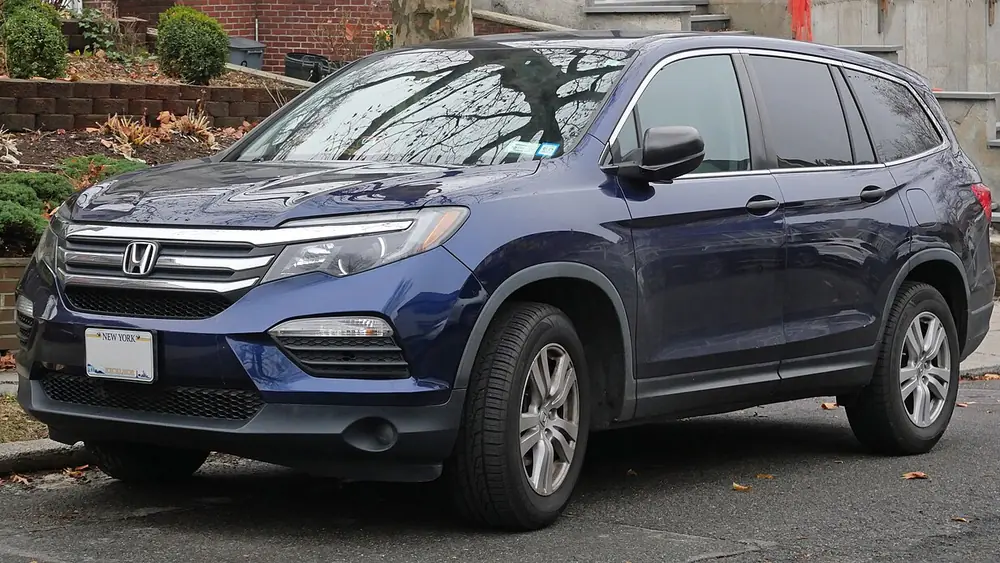 A 2016 Honda Pilot seen from the front