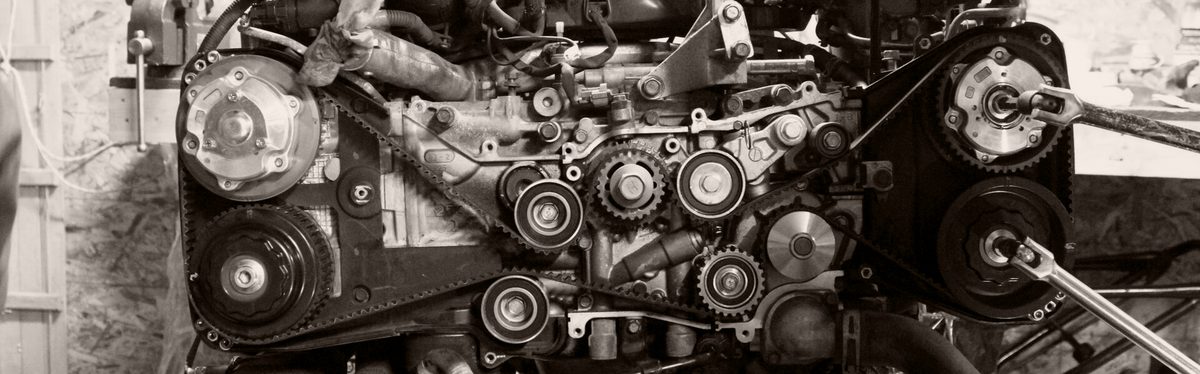 An engine seen from the front with its belt drive and pulleys
